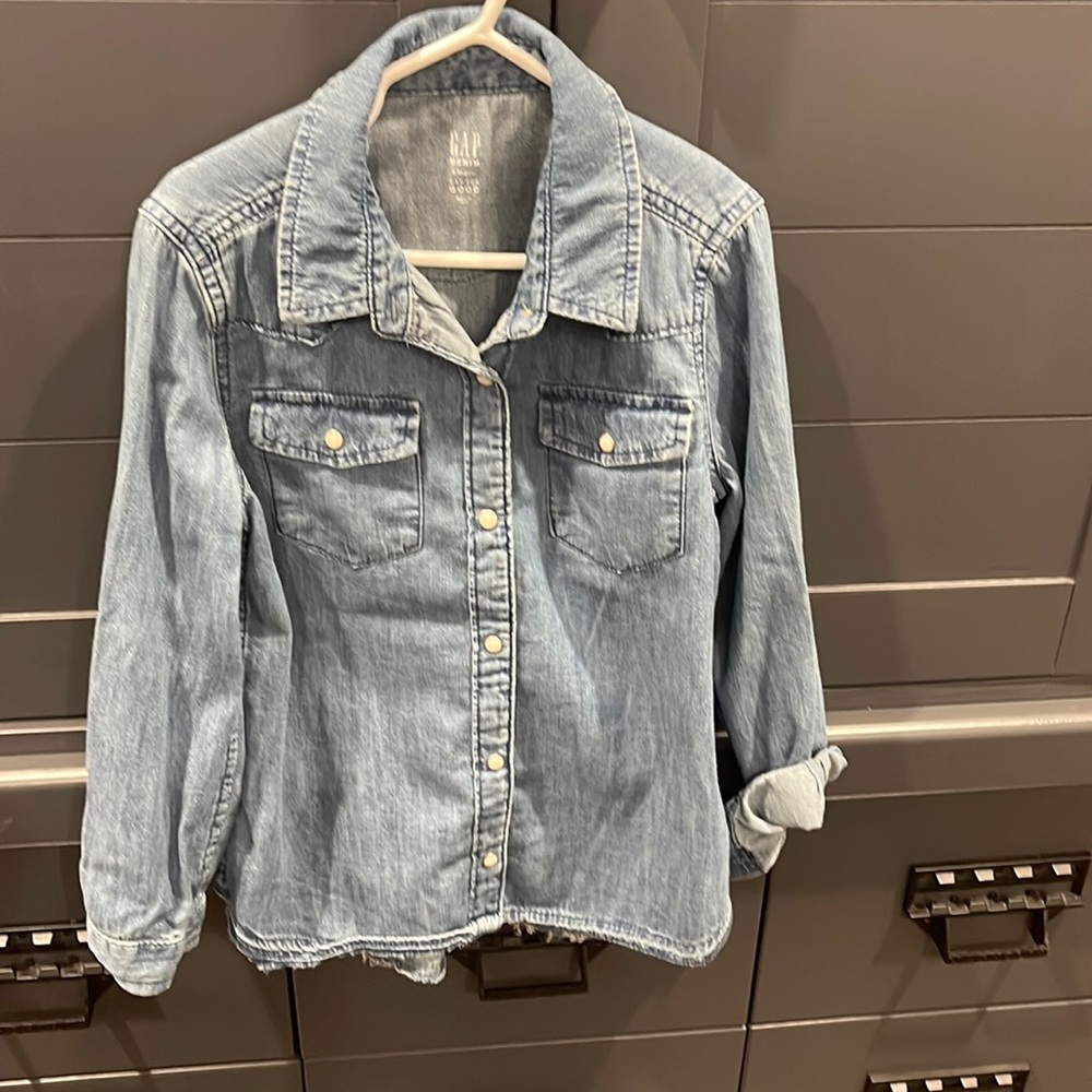GIRLS (Denim for Good) Gap chambray/ Denim button down shirt with raw hem,SMALL